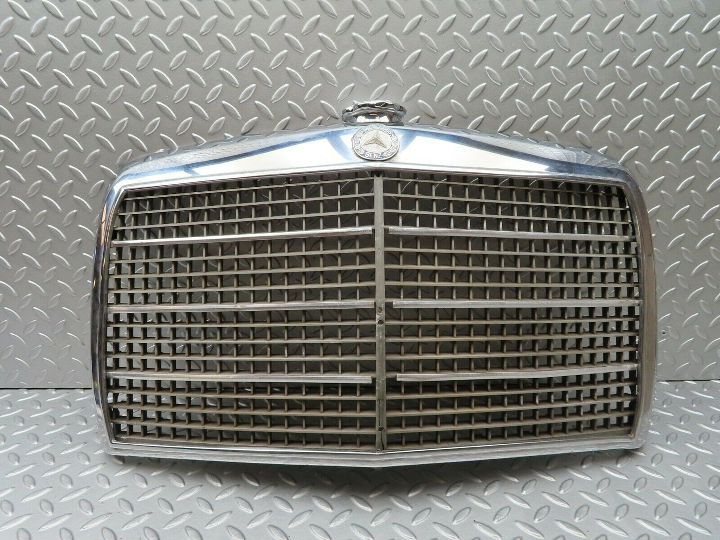 4580 Mercedes-Benz W114 280CE Coupe Bonnet Grill Chrome