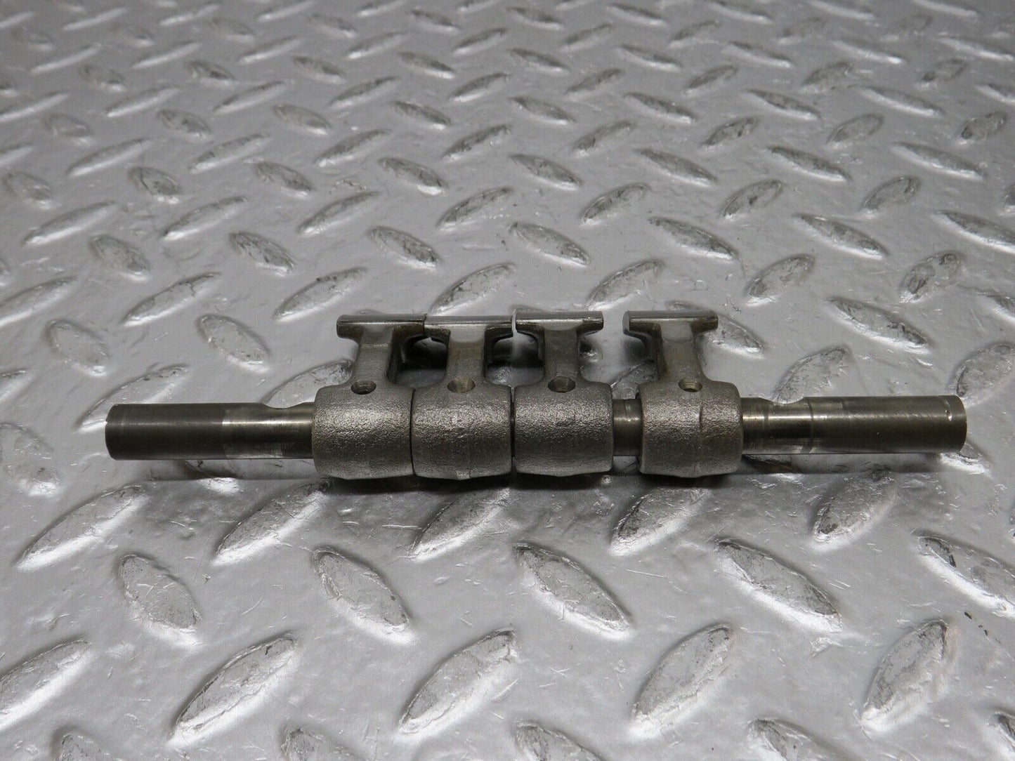 0362 Mercedes-Benz W123 220D  Camshaft Rocker Arm With Shaft