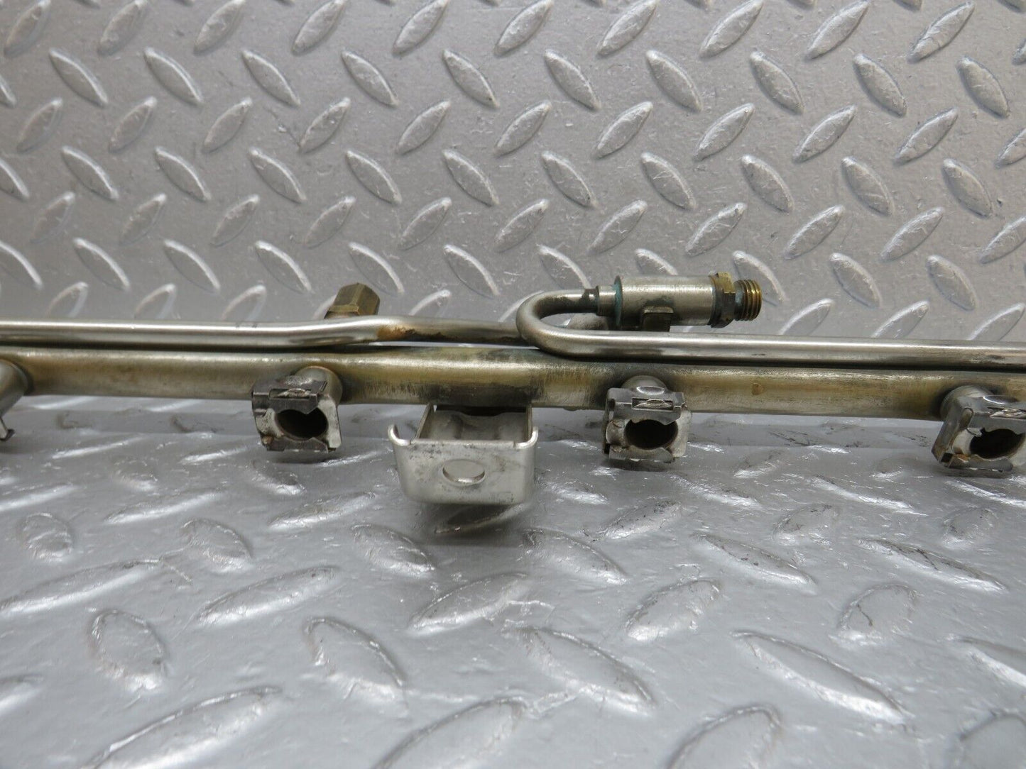 38079 Mercedes-Benz A124 320E Cabriolet Fuel Injector Rail