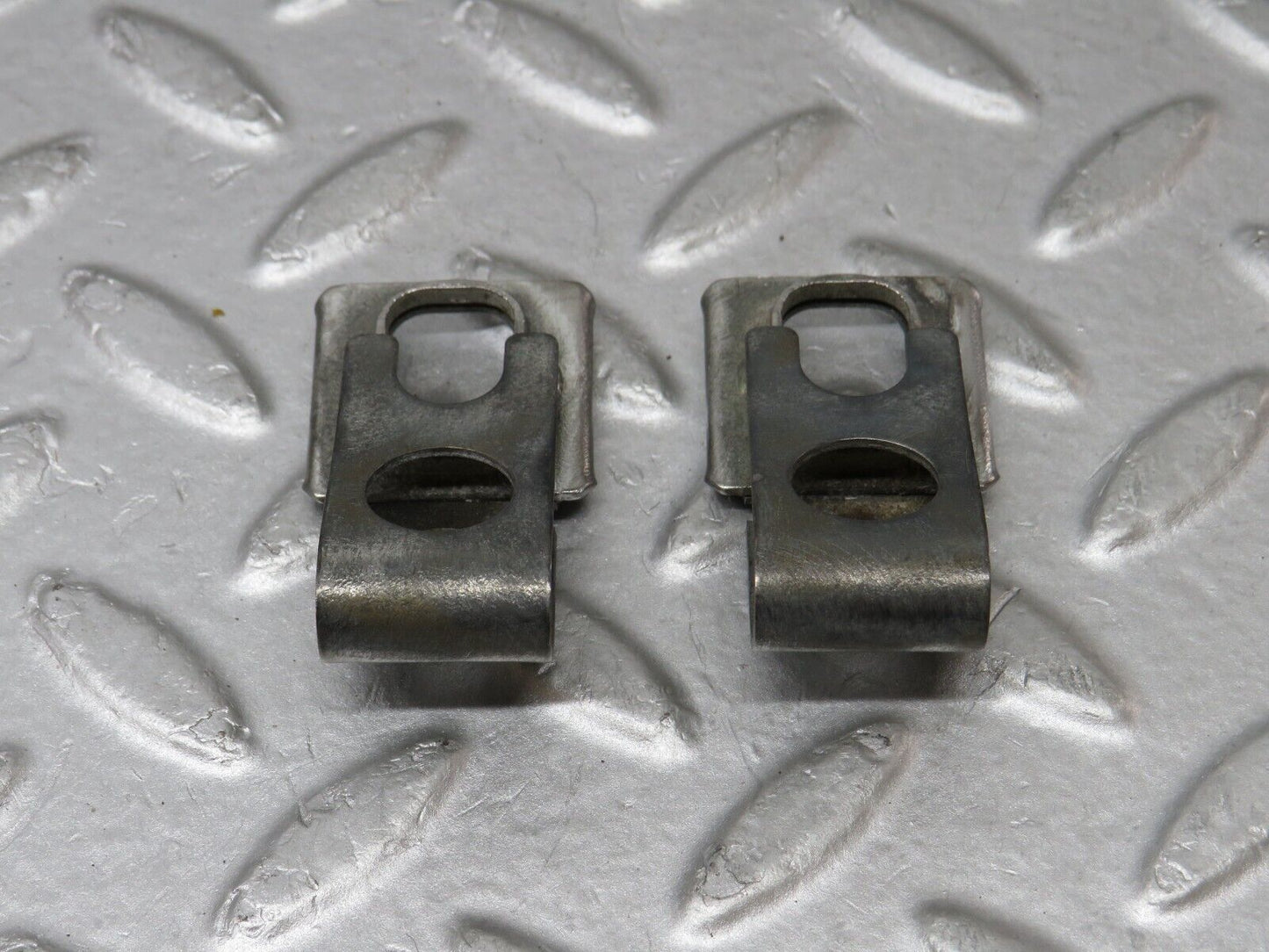36245 Mercedes-Benz W126 420SE Fuel Injector Bracket 2x