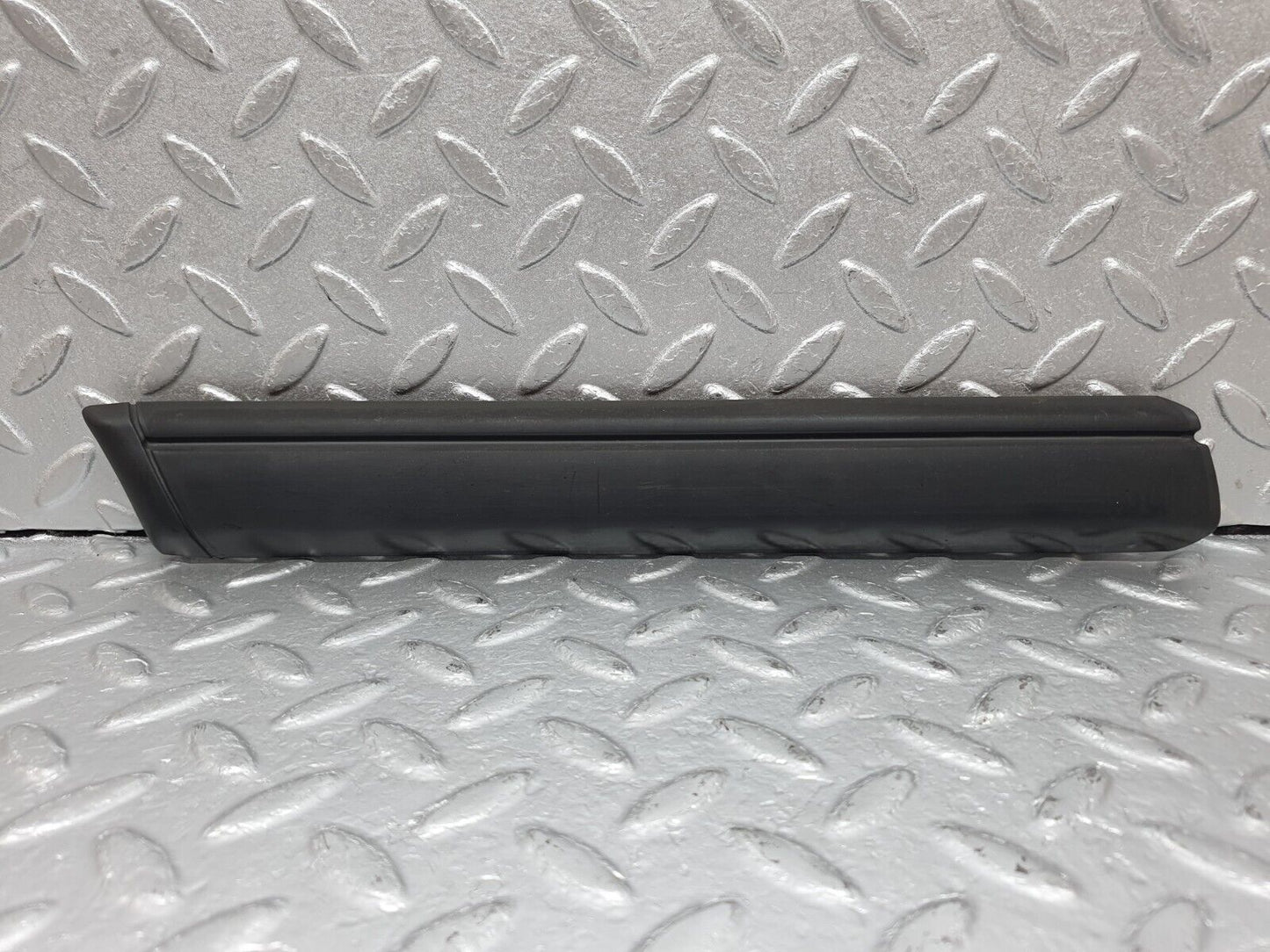 41426 Mercedes-Benz W124 200E Front Left Fender Wing Centre Moulding Trim