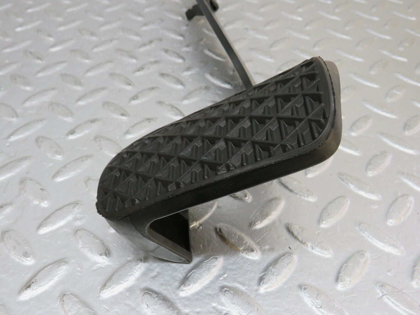 33710 Mercedes-Benz W201 190E 2.0L Brake Pedal With Rubber 1232910082