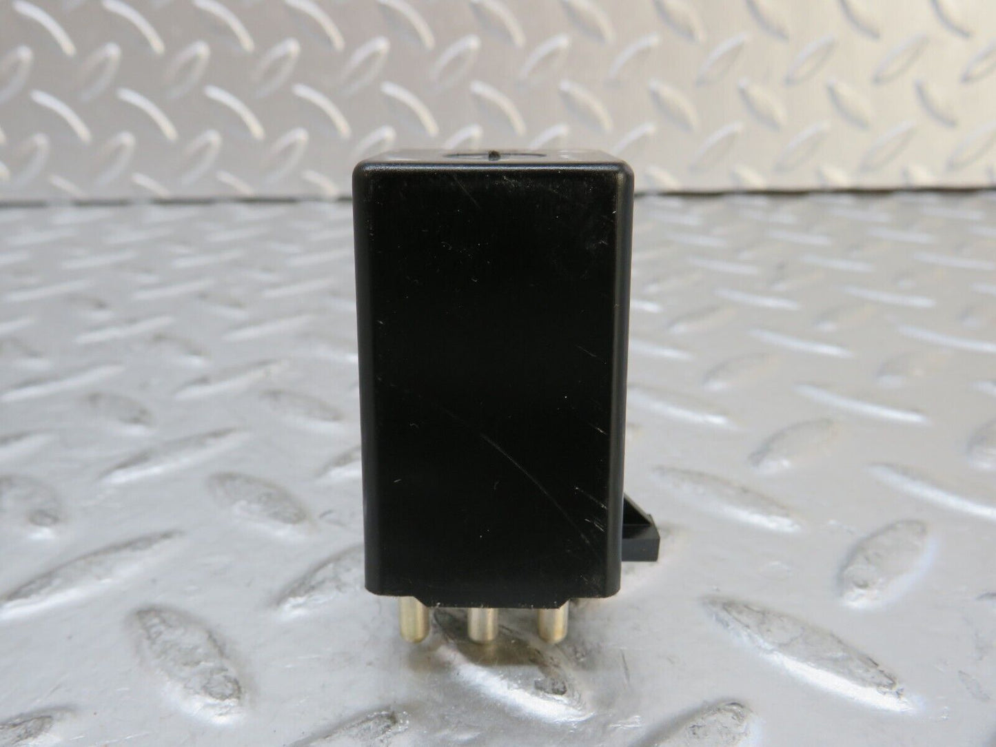 26911 Mercedes-Benz W123 240D Intermittent Wiper Relay 0008210863