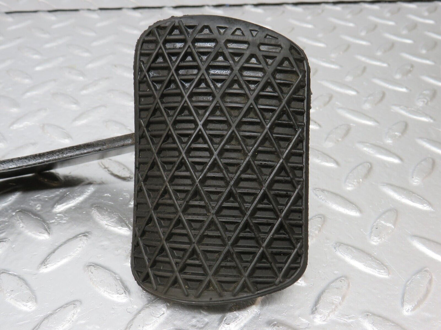 34096 Mercedes-Benz W124 260E Brake Pedal With Rubber 1232910082