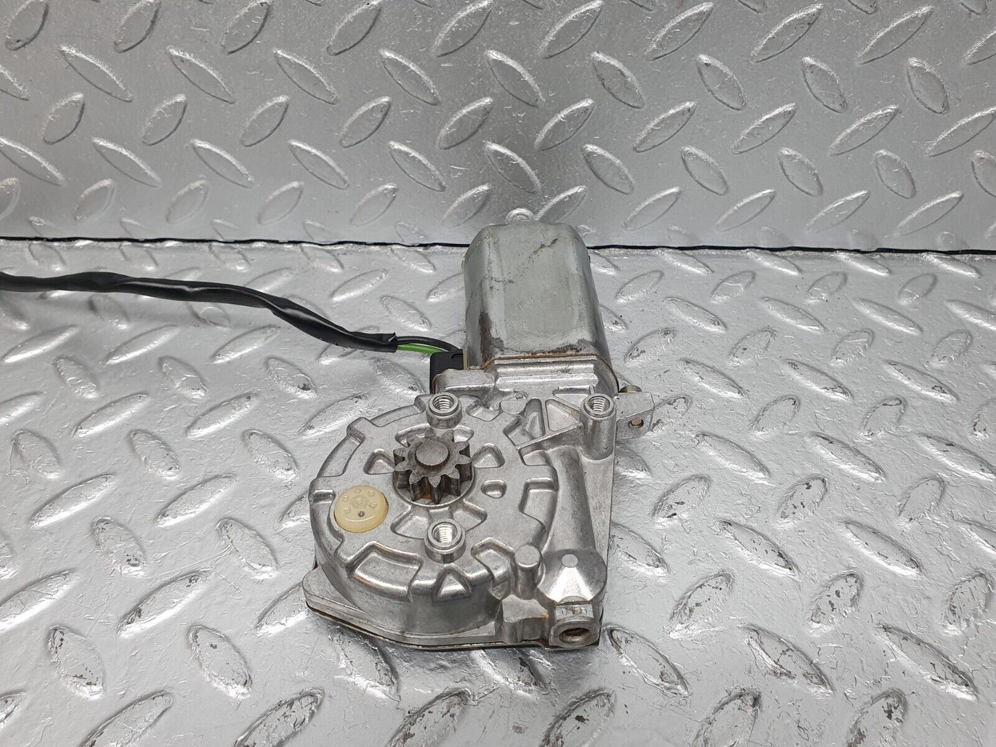 41003 Mercedes-Benz W126 300SE Rear Right Window Regulator Motor Bosch 0130821036