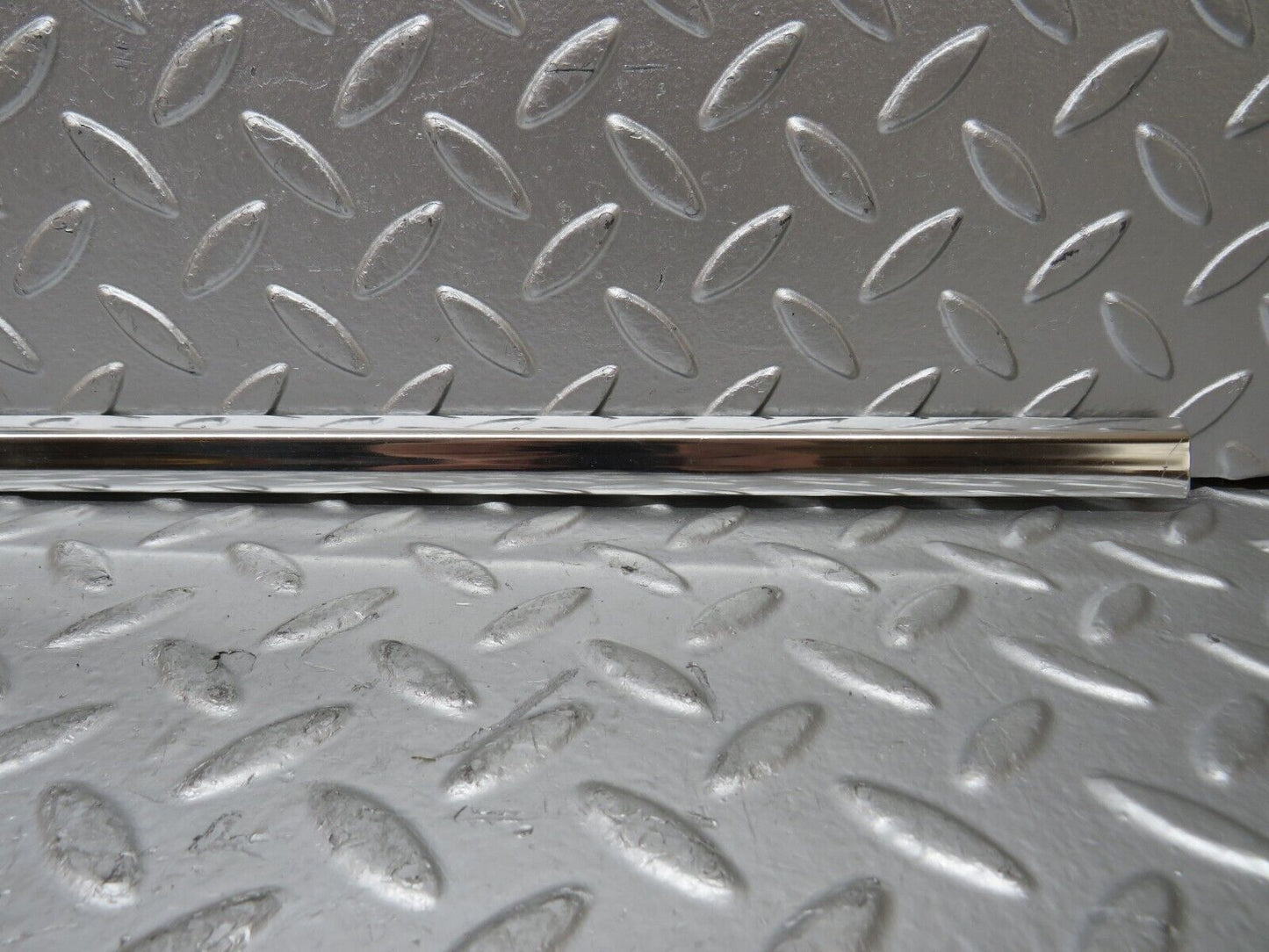 27115 Mercedes-Benz W123 280E Front Left Door Chrome Moulding Trim