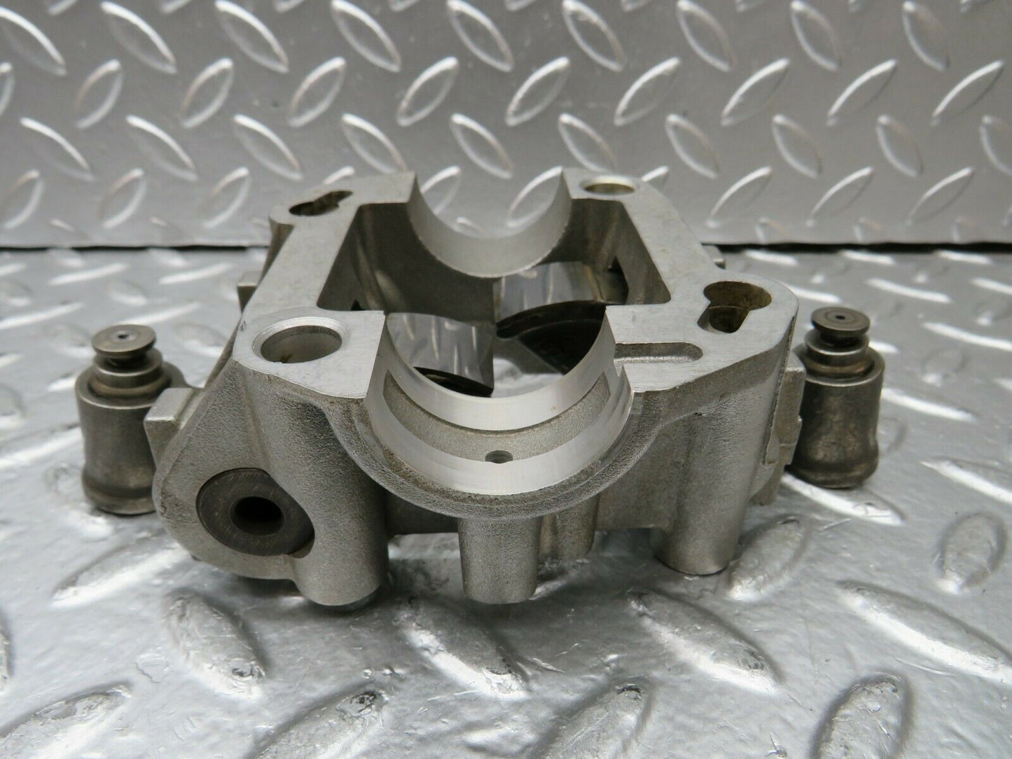 23070 Mercedes-Benz C123 230CE Coupe Rocker Arms Camshaft Bearing Block 1020510110