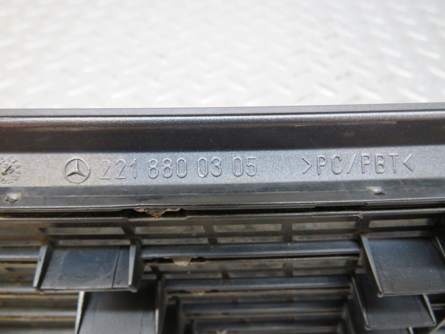 35196 Mercedes-Benz W221 Bonnet Upper Grill Pair 2218800305 2218800205