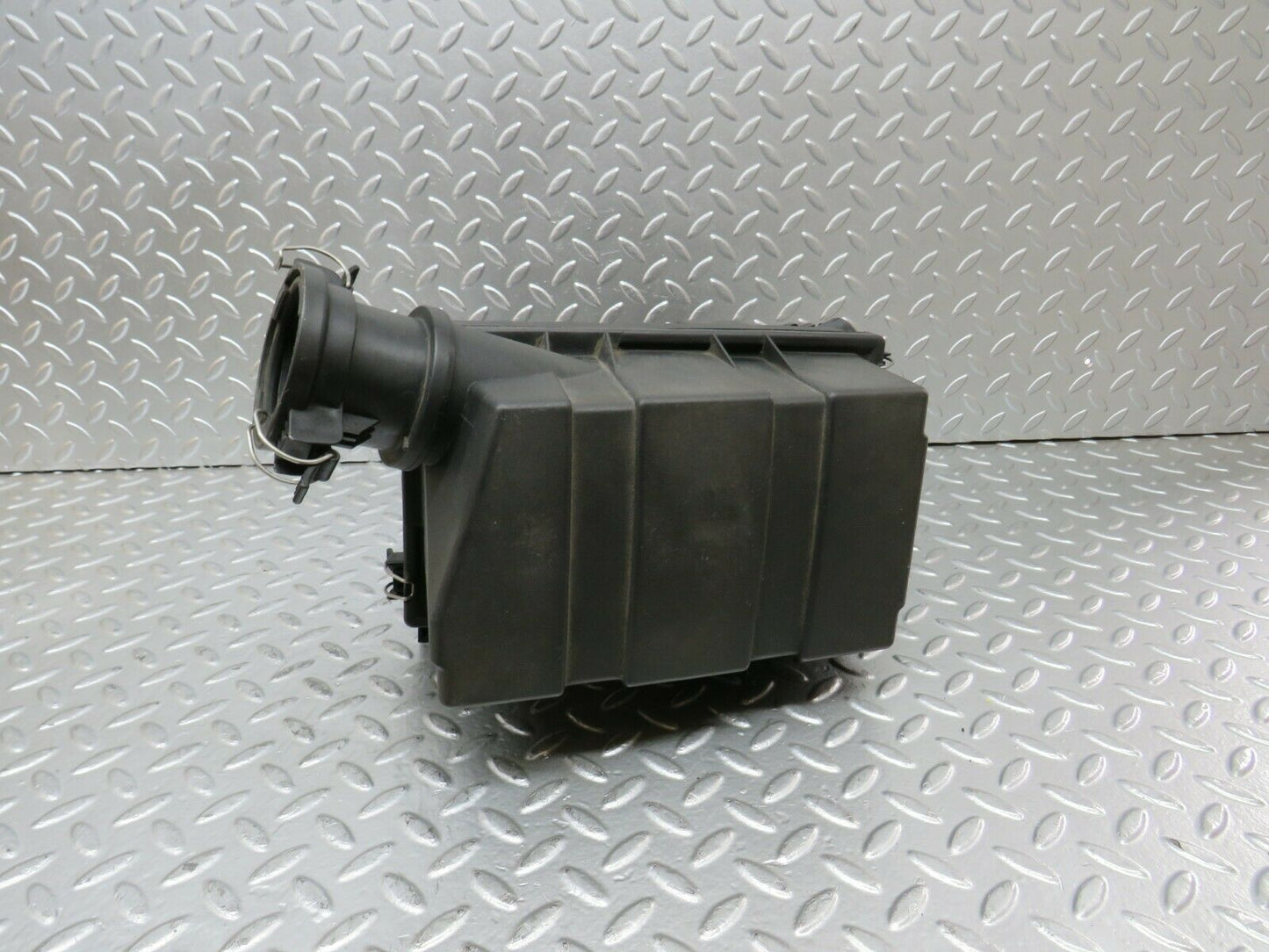 24356 Mercedes-Benz S124 220TE Wagon Air Filter Housing 1110940102