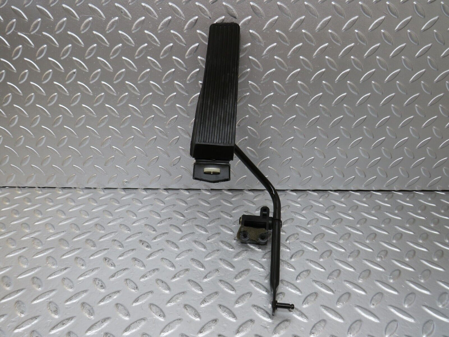 25806 Mercedes-Benz W124 280E Accelerator Pedal With Rubber 1233010082