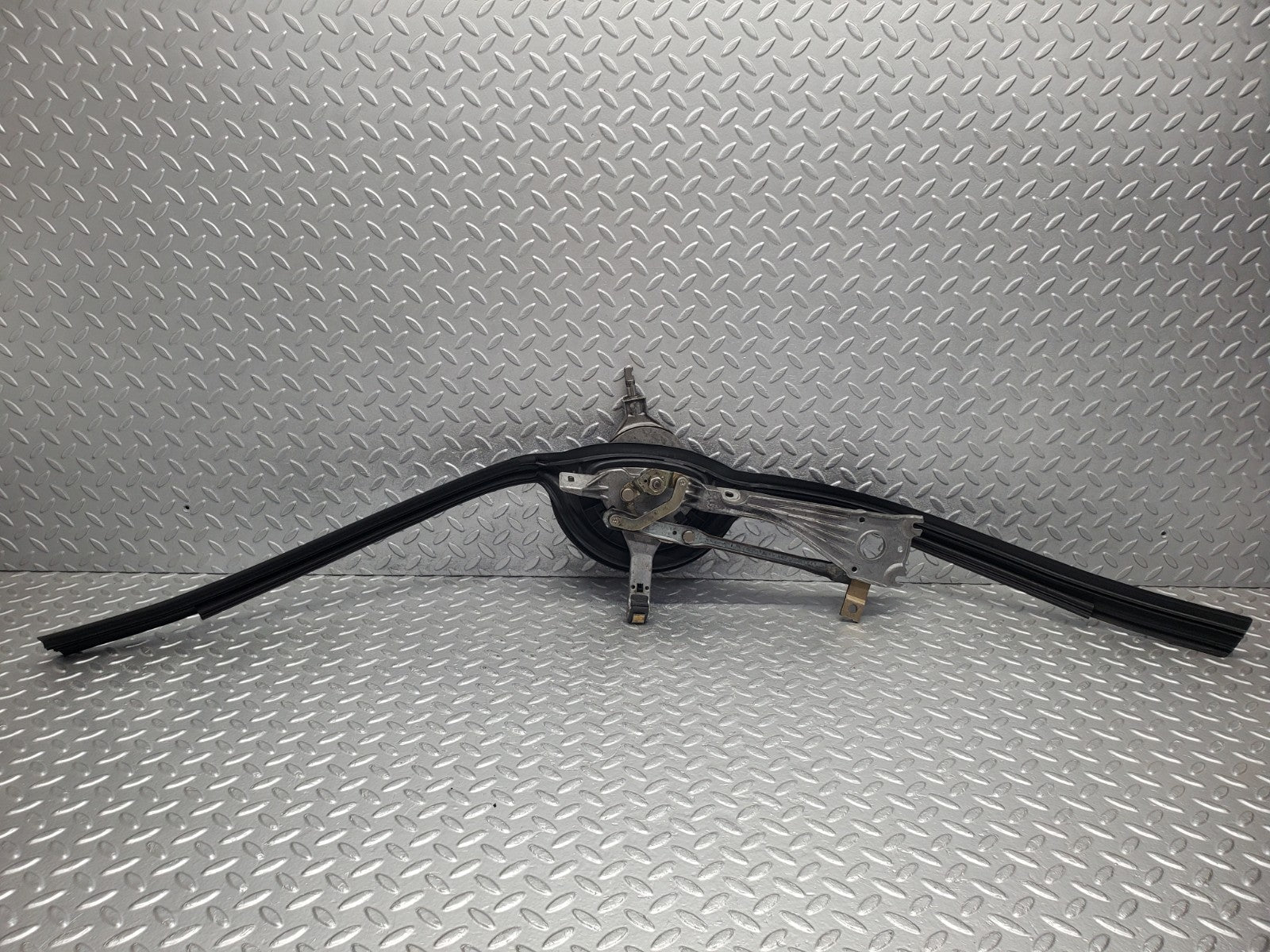 W124 Wagon windscreen wiper mechanism linkage used OEM