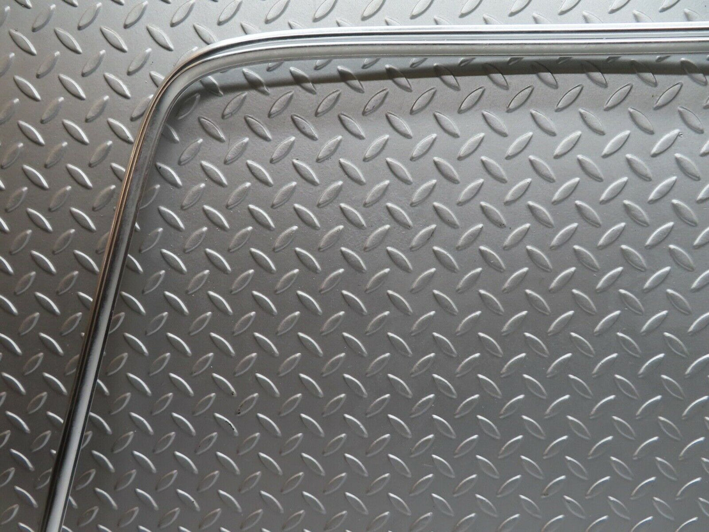 21323 Mercedes-Benz W123 230E Rear Windscreen Chrome Frame