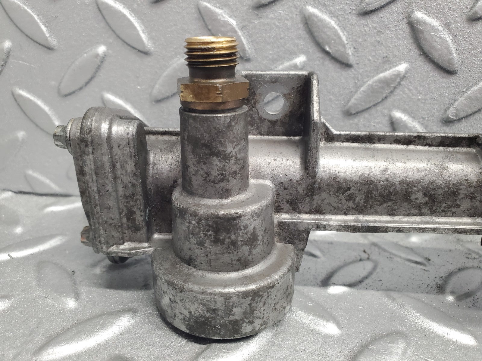 W124 Wagon fuel injector rail used OEM