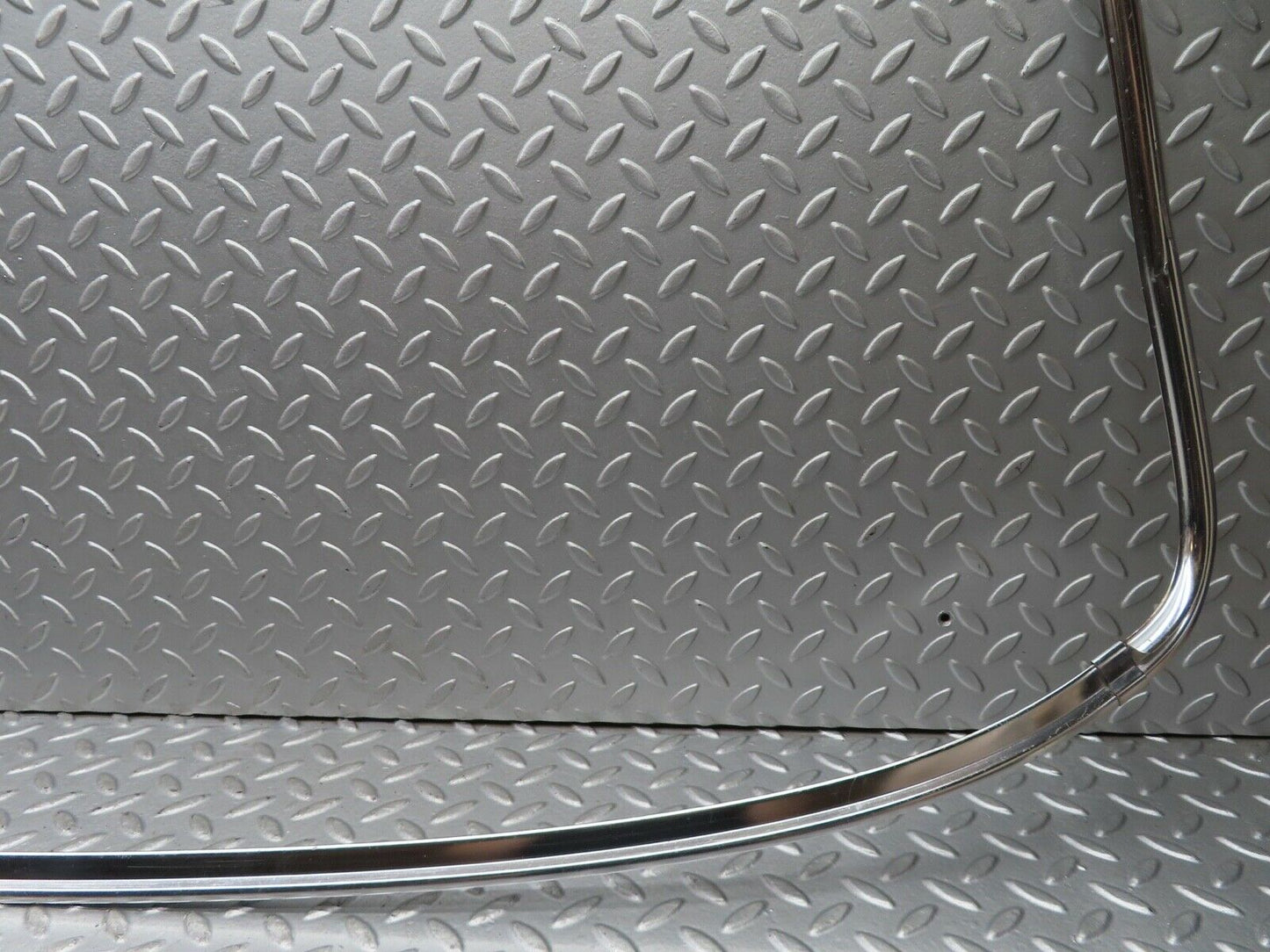 19122 Mercedes-Benz W123 300D Rear Windscreen Chrome Frame