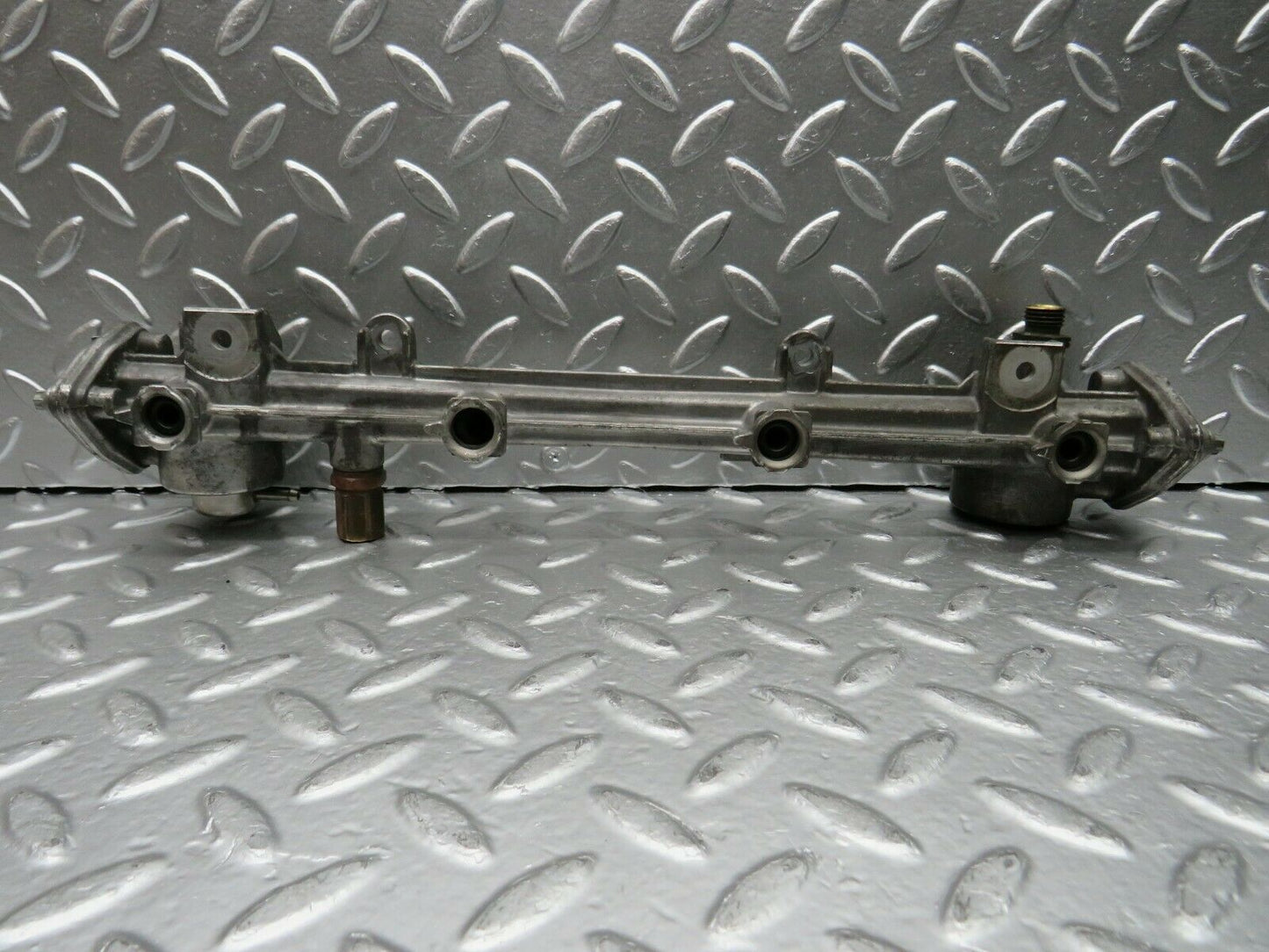 22571 Mercedes-Benz C124 E220 Coupe Fuel Injector Rail 1110780745