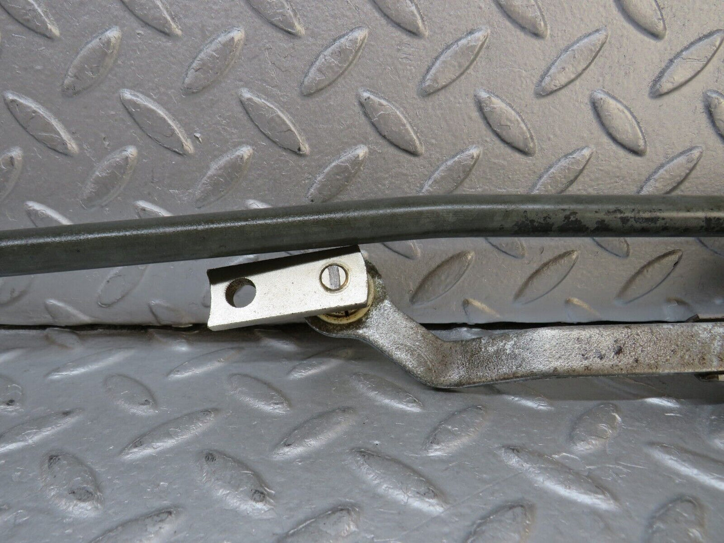 37544 Mercedes-Benz W109 300SEL Windscreen Wiper Linkage