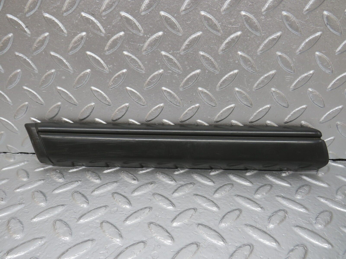 33997 Mercedes-Benz W124 260E Front Left Fender Wing Centre Moulding Trim
