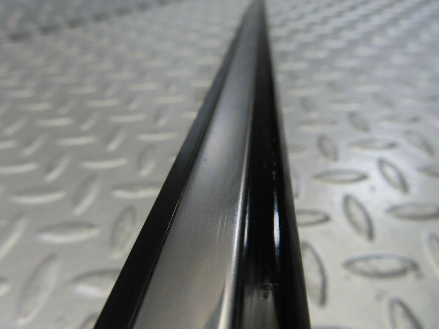 10252 Mercedes-Benz W123 Front Left Door Centre Moulding Trim