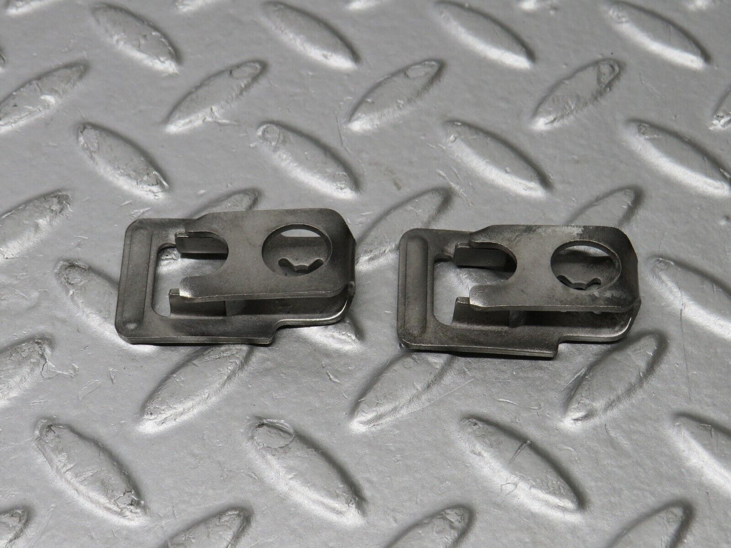 39031 Mercedes-Benz W201 190E 2.6L Fuel Injector Bracket 2x