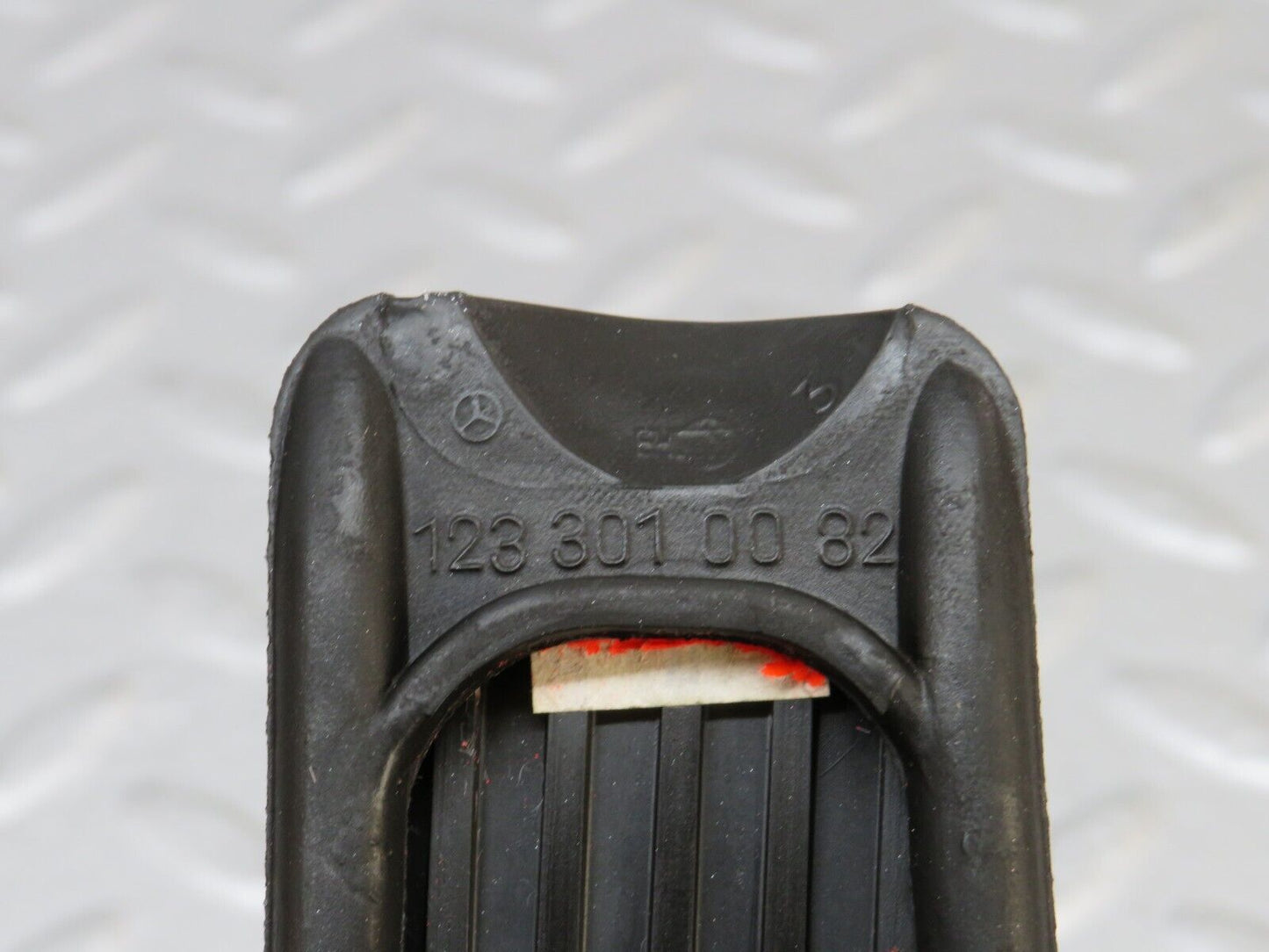 36568 Mercedes-Benz W201 190E 2.0L Accelerator Pedal & Rubber 1263000504 1233010082
