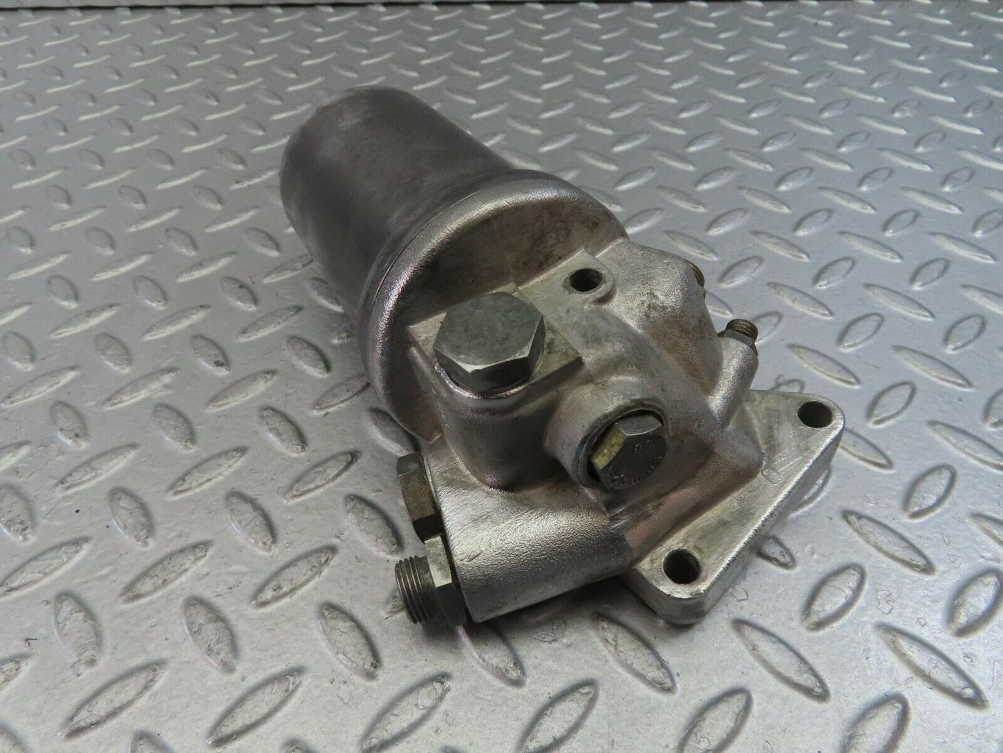 10172 Mercedes-Benz W111 280SE Oil Filter Housing