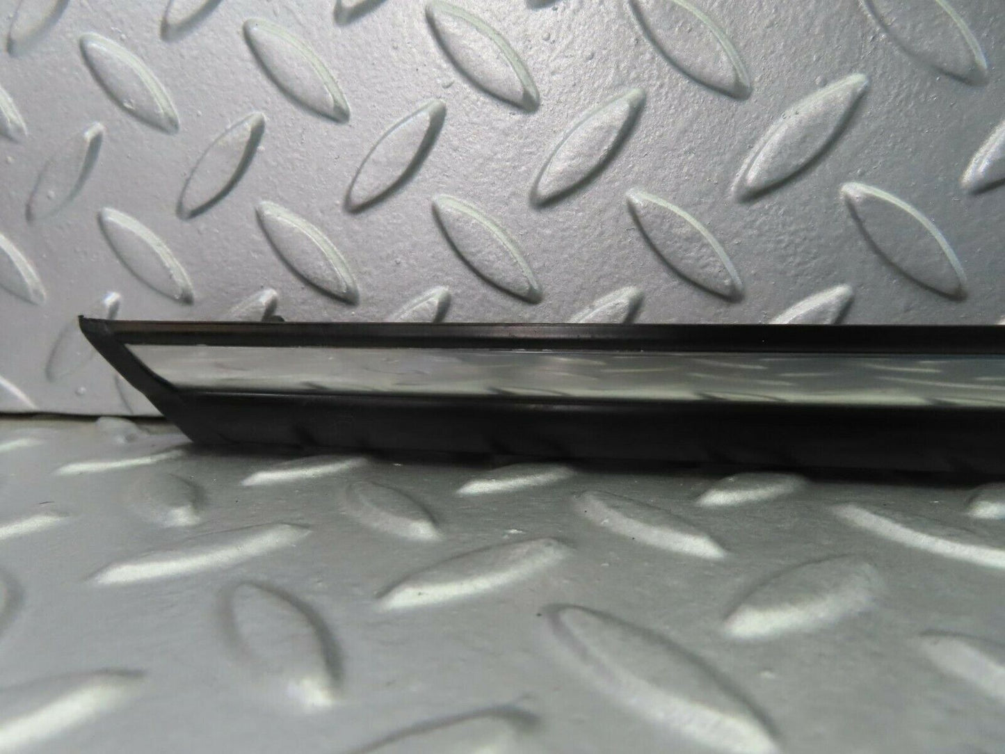 10286 Mercedes-Benz W116 Front Left Door Centre Moulding Trim