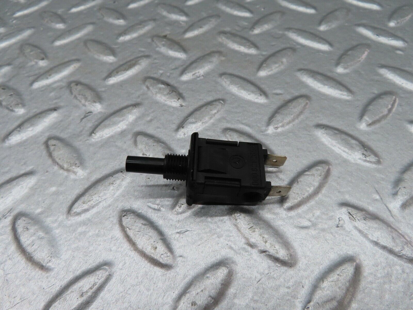 18087 Mercedes-Benz W123 200 Door Contact Switch 0008212852