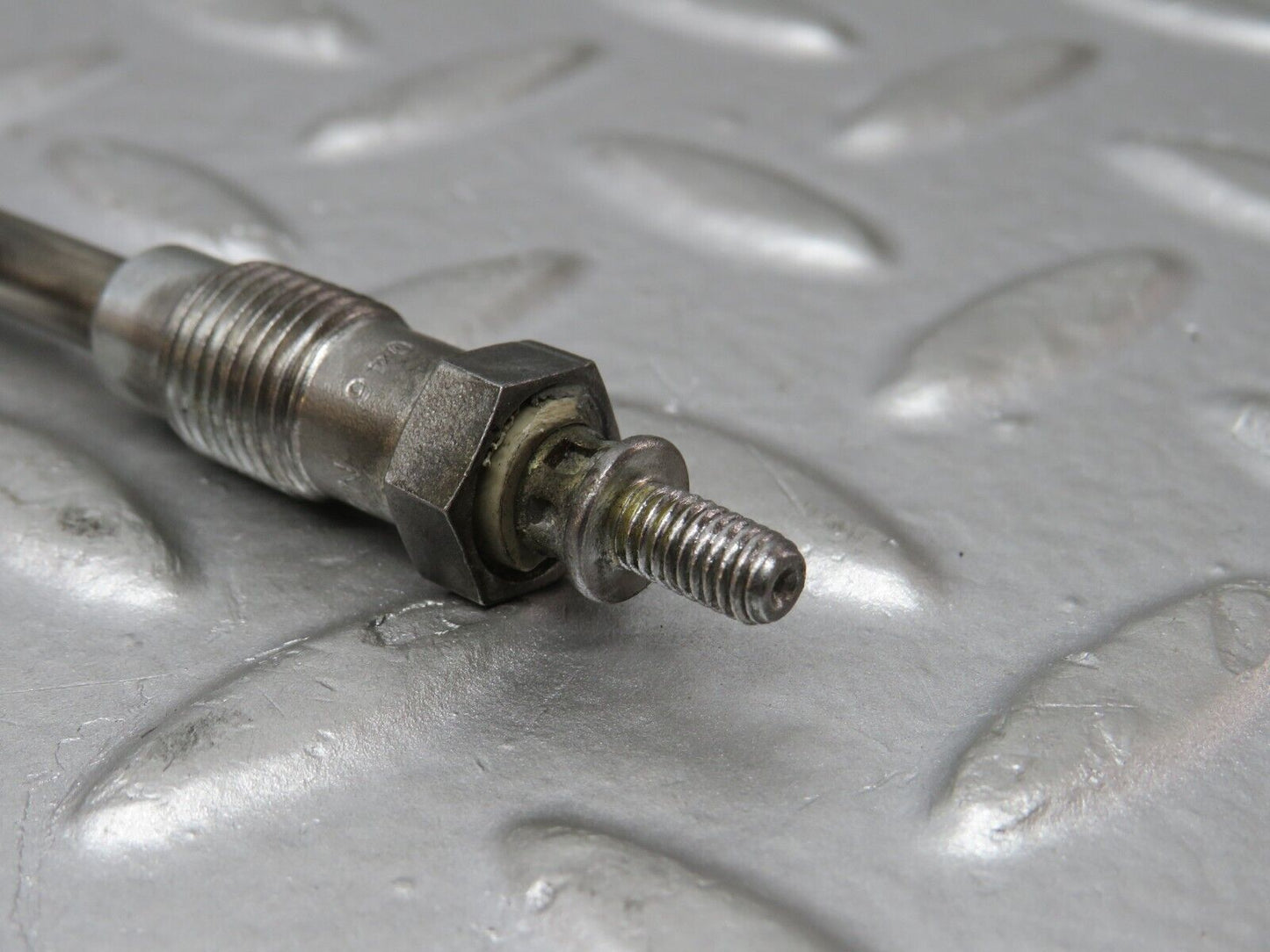32895 Mercedes-Benz W123 300D Glow Plug Bosch Y-902R 046