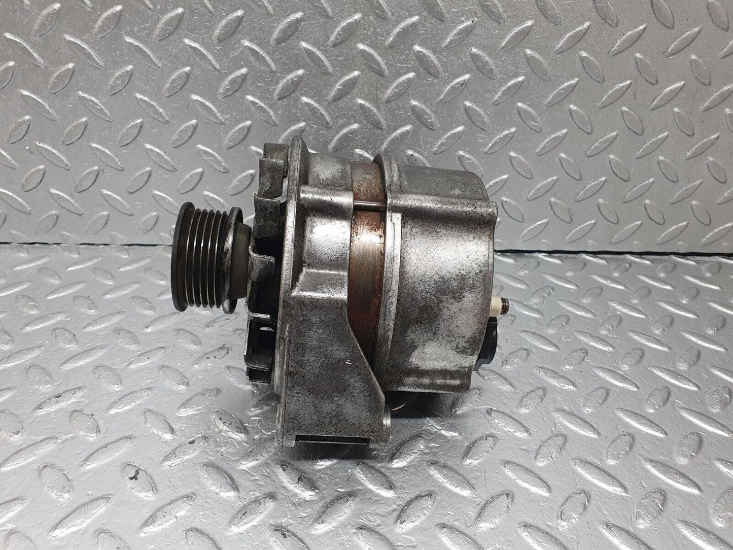 42738 Mercedes-Benz W201 190 2.0L Alternator Generator 0986033740 0120489324 6011550115