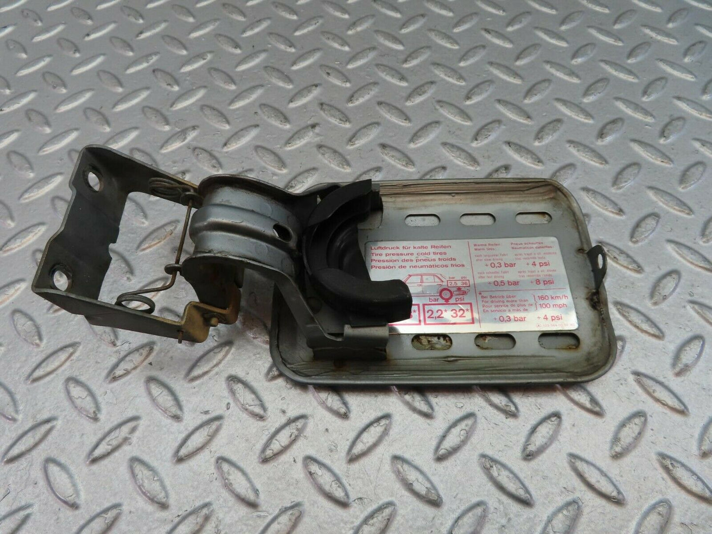 9550 Mercedes-Benz C123 280CE Coupe Fuel Tank Flap Cap 1235840039