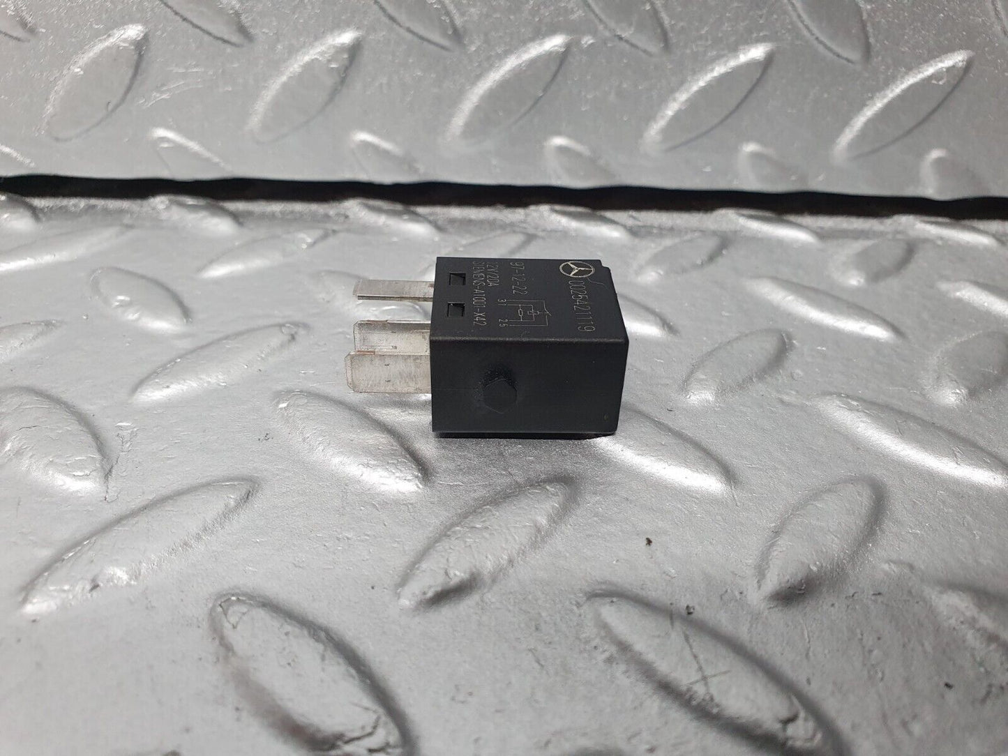 41795 Mercedes-Benz W202 C200 Indicator Relay 0025421119