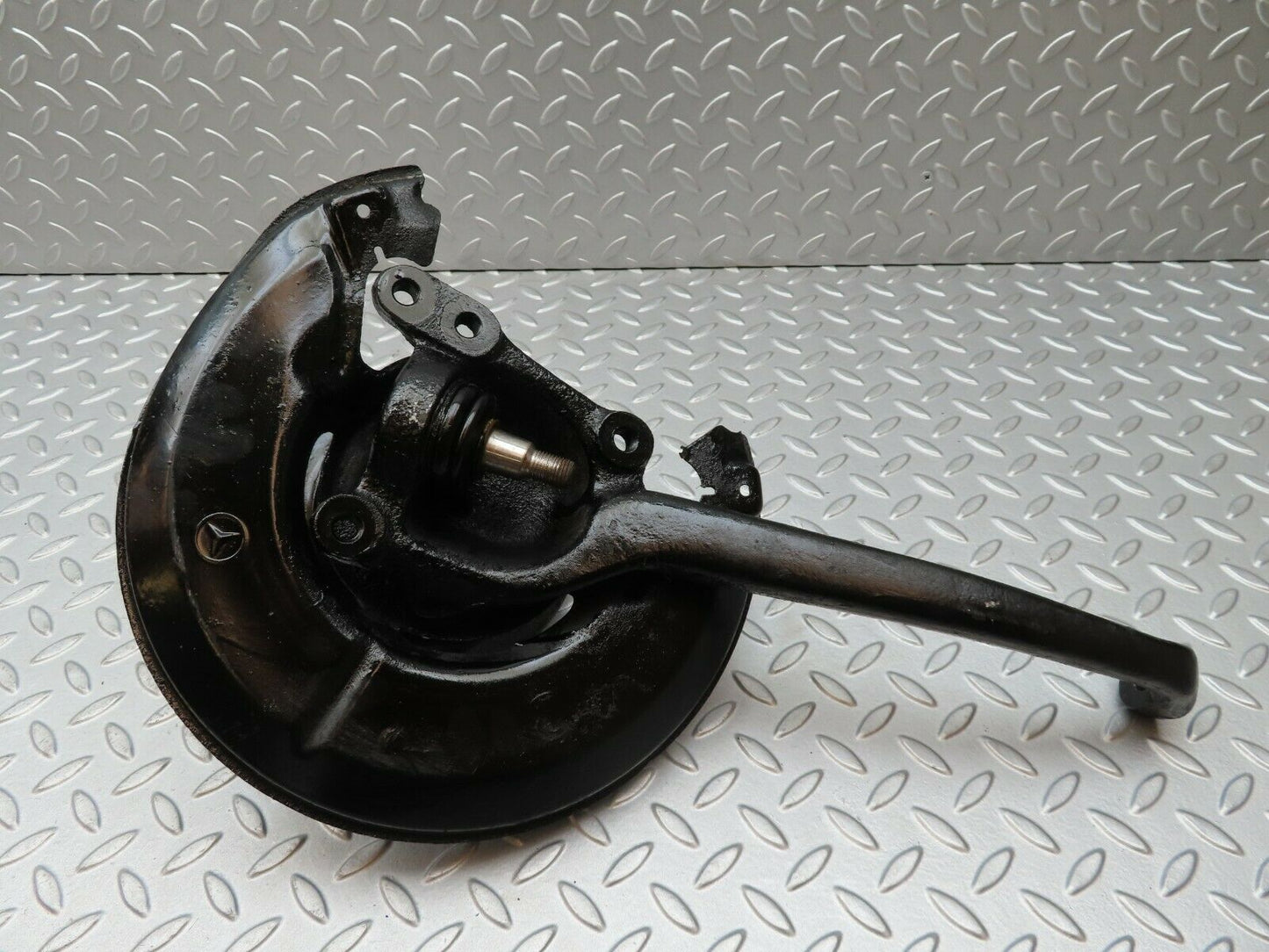 4128 Mercedes-Benz V123 240D LWB Wheel Hub Front Left
