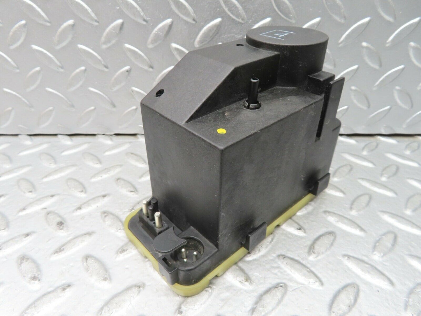 21617 Mercedes-Benz W126 300SE Central Locking Vacuum Pump 0008000948