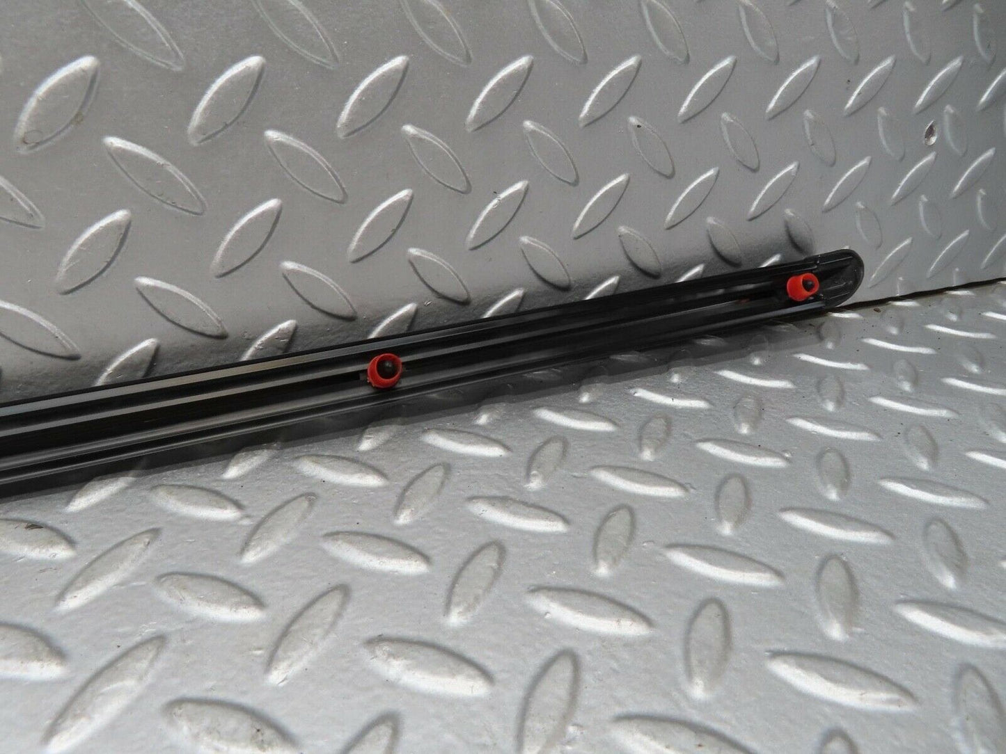 15831 Mercedes-Benz W123 280E Front Right Fender Wing Centre Moulding Trim