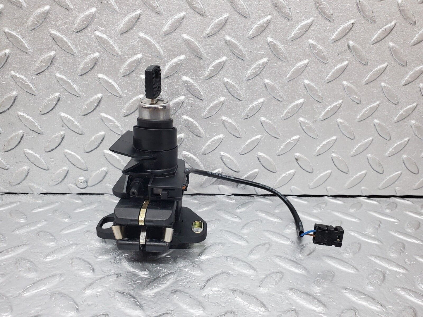 44802 Mercedes-Benz W124 220E Trunk Lock With Key 1248209610