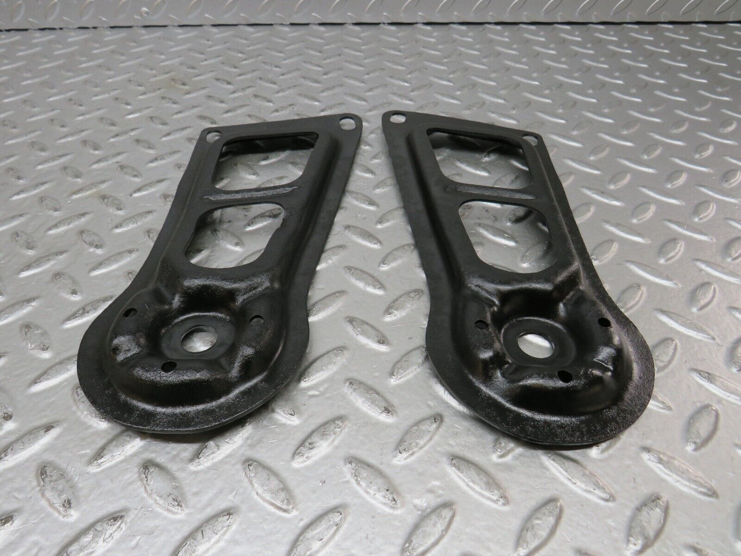 27438 Mercedes-Benz W123 280E Rear Suspension Axle Mounting Bracket