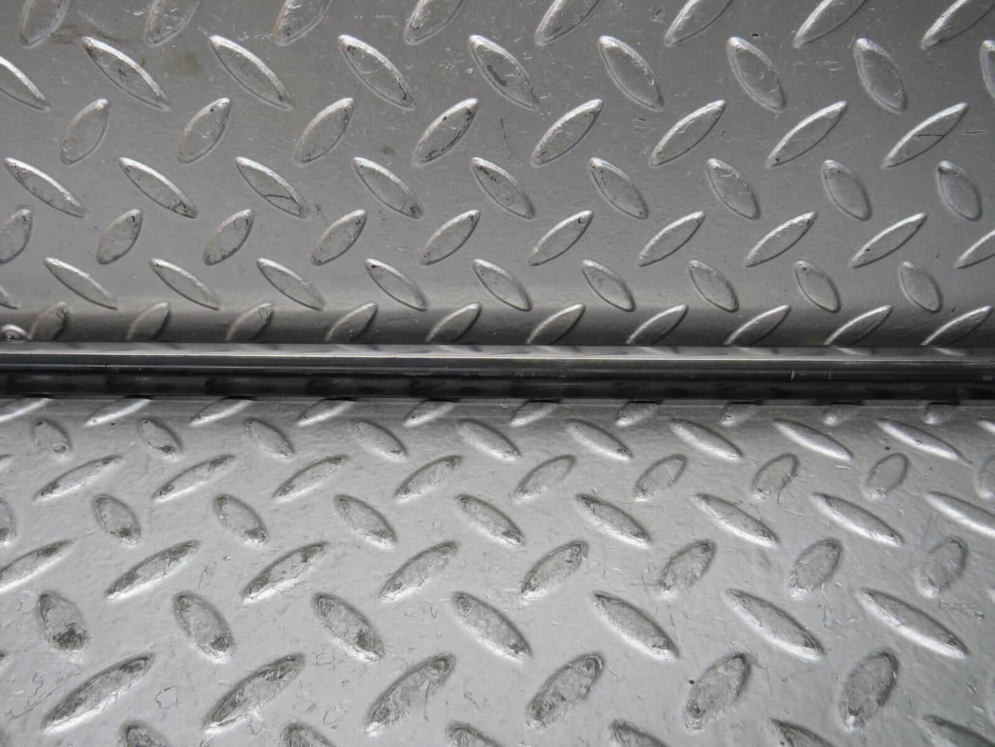 28624 Mercedes-Benz W123 280E Front Left Door Centre Moulding Trim