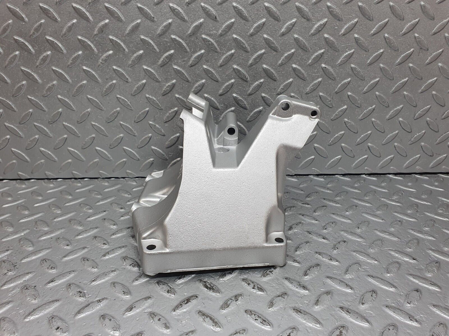 41213 Mercedes-Benz W126 300SE Power Steering Pump Bracket 1264660641