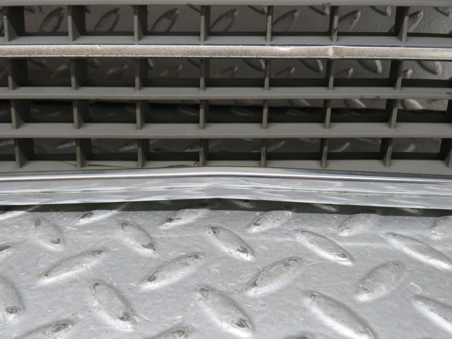 27769 Mercedes-Benz S124 300TE Wagon Bonnet Grill Chrome 1248880323