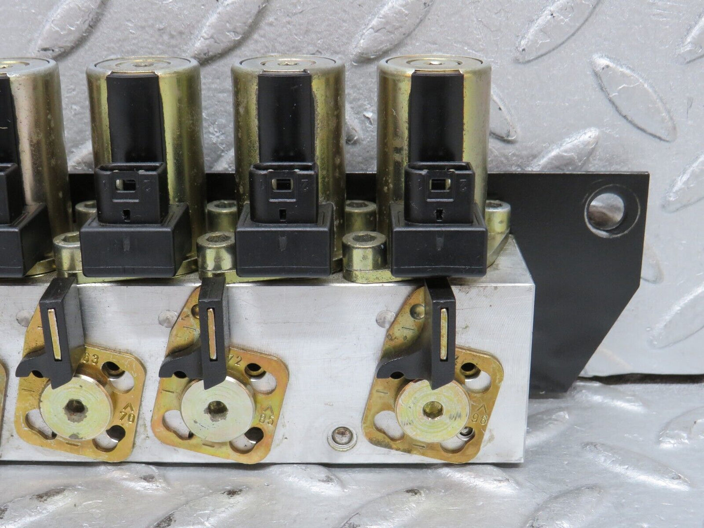 37987 Mercedes-Benz A124 320E Cabriolet Soft Top Hydraulic Valve Block Right 1248001278