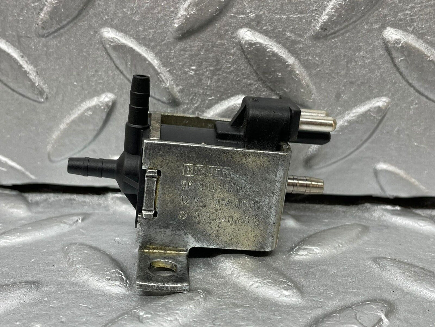 37965 Mercedes-Benz A124 320E Cabriolet Vacuum Control Valve 0015408697