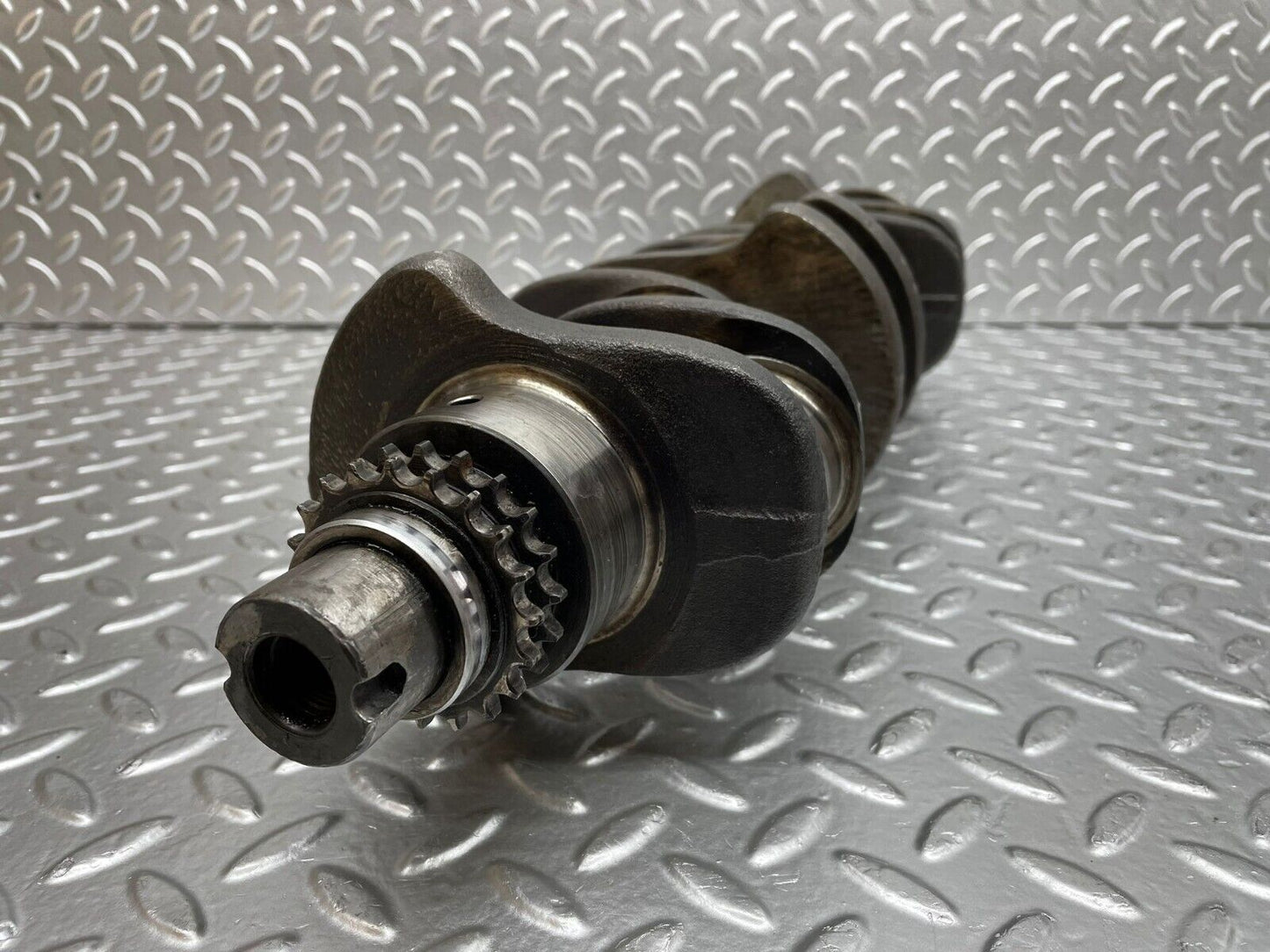 0349 Mercedes-Benz W123 220D Crankshaft  61504