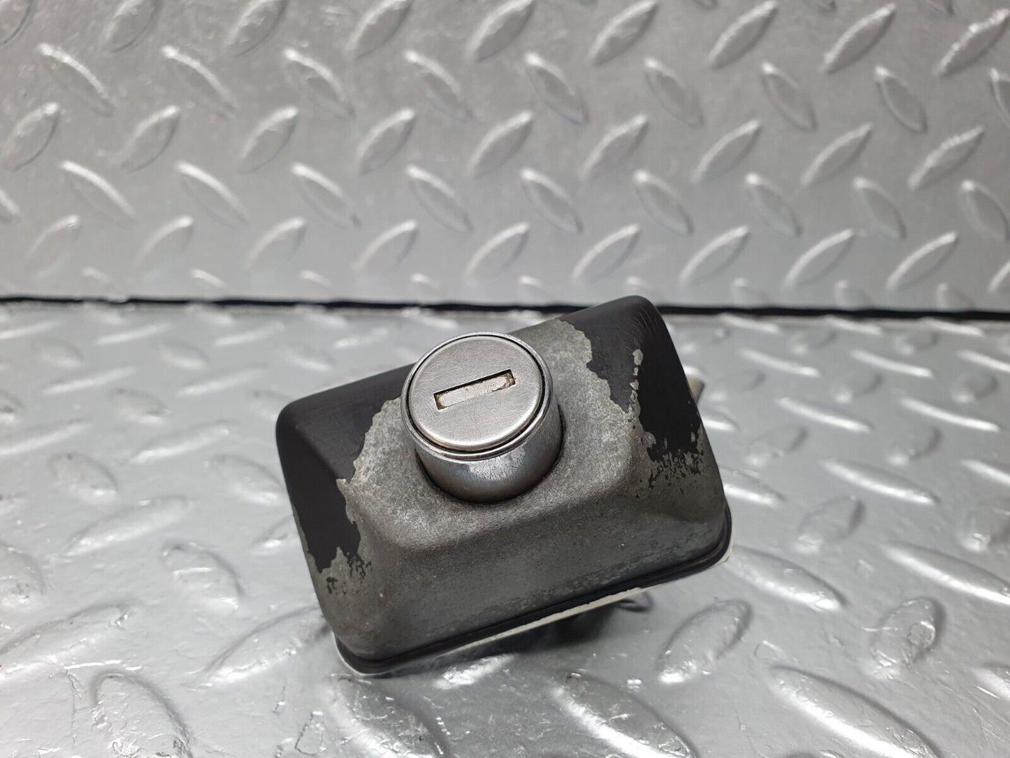 40747 Mercedes-Benz W123 300D Trunk Lock No Key 1237580096 1237500385