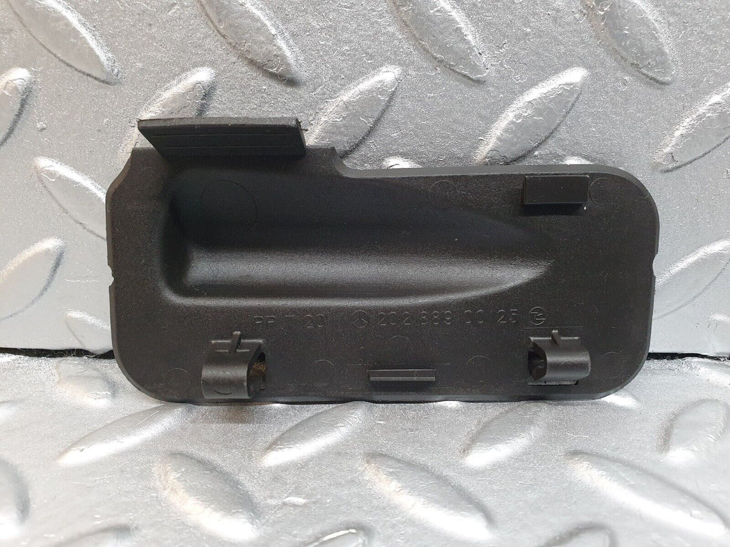 41975 Mercedes-Benz W202 C200 Windscreen Washer Nozzle Cover Trim 2028890025