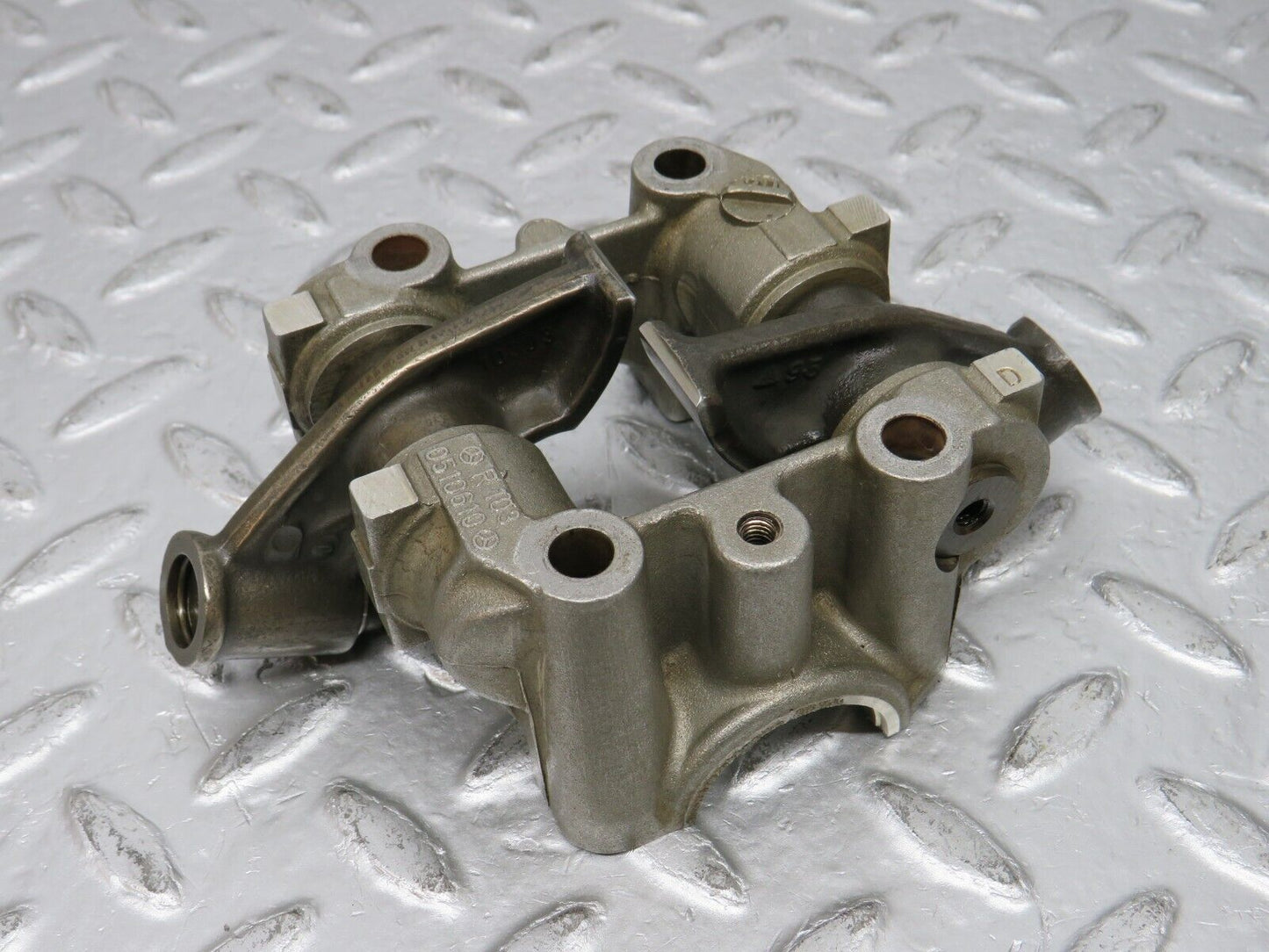 32622 Mercedes-Benz S124 300TE Rocker Arms Camshaft Bearing Block 1030510610