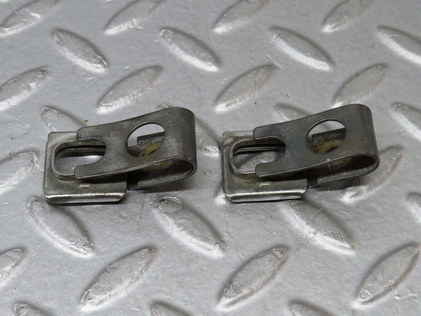 36245 Mercedes-Benz W126 420SE Fuel Injector Bracket 2x