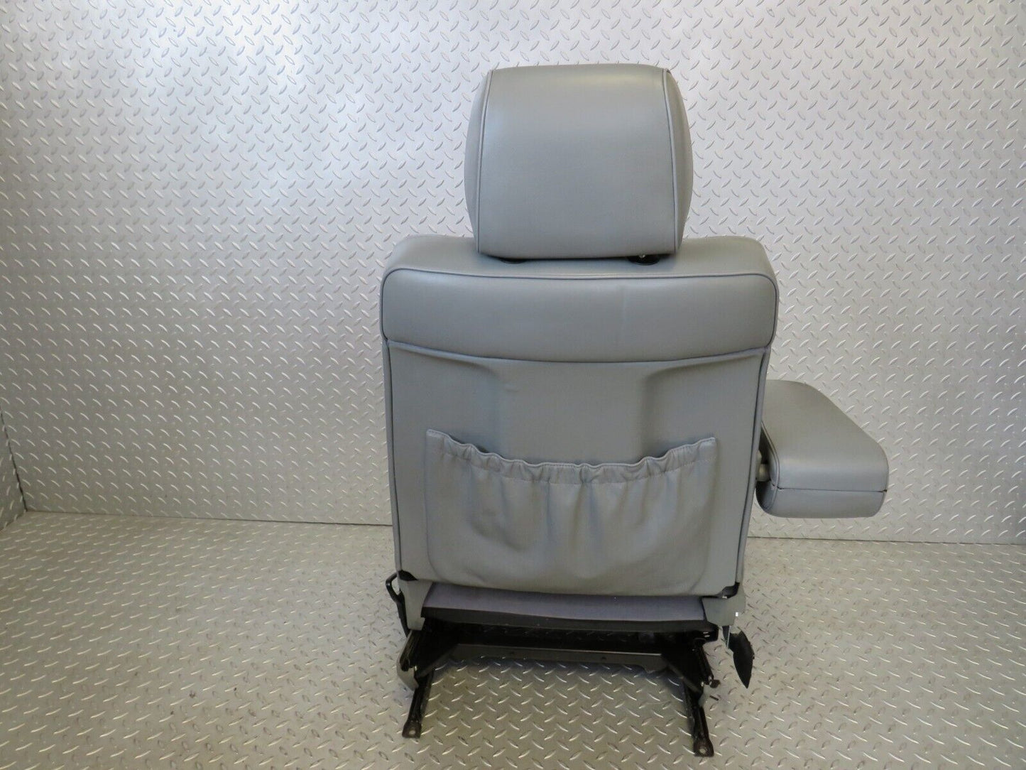 25700 Mercedes-Benz W124 280E Front Left Seat Leather Grey