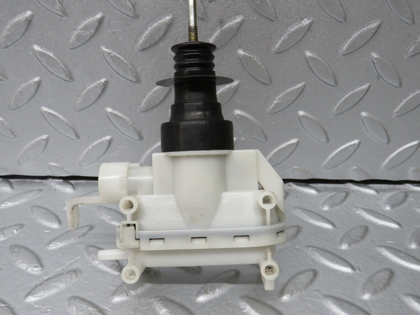 36150 Mercedes-Benz W126 420SE Front Left Door Lock Vacuum Actuator