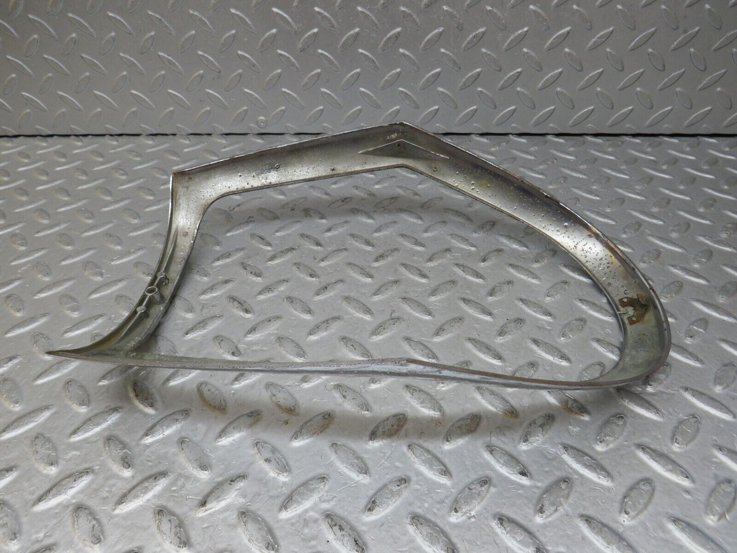 35753 Mercedes-Benz W108 Headlight Chrome Frame