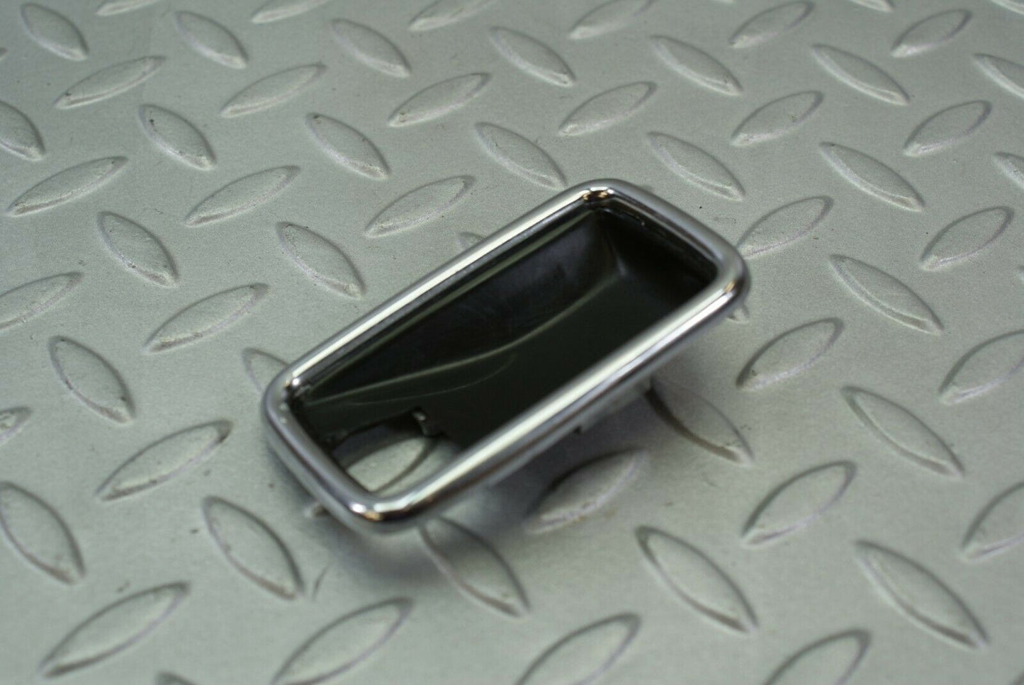 3184 Mercedes-Benz W115 220D Chrome Frame For Door Handle Left 1087660511